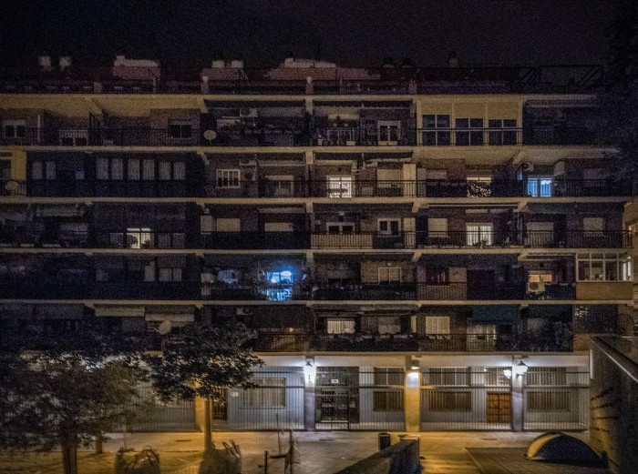 fotografia edificio barrio obrero lavapies fachada noche ventanas hogares arquitectura paisaje urbano siuacionismo psicogeografia antonio beltran